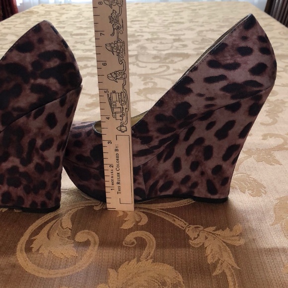 GLO jeans. Animal print sexy shoes. Comfortable! - Picture 4 of 8